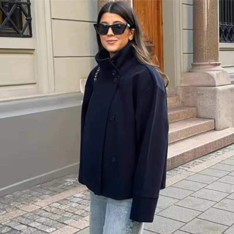 Veste Courte à Col Montant et Boutons Femme