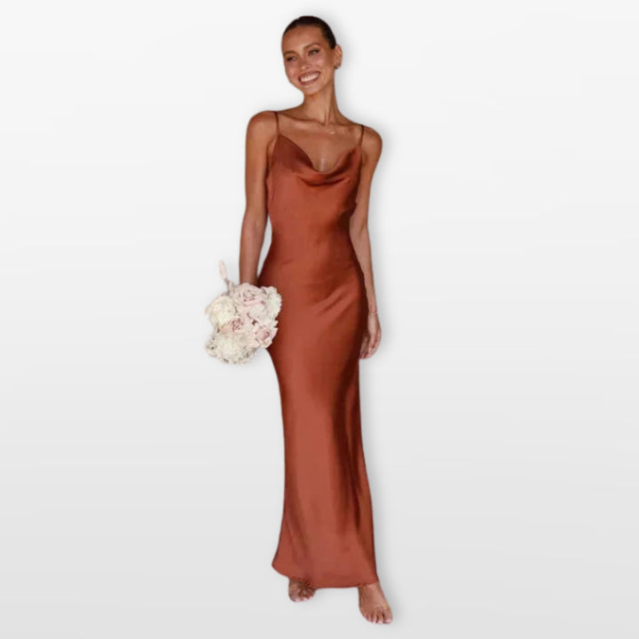 Robe Longue Satinée Col Bénitier Femme