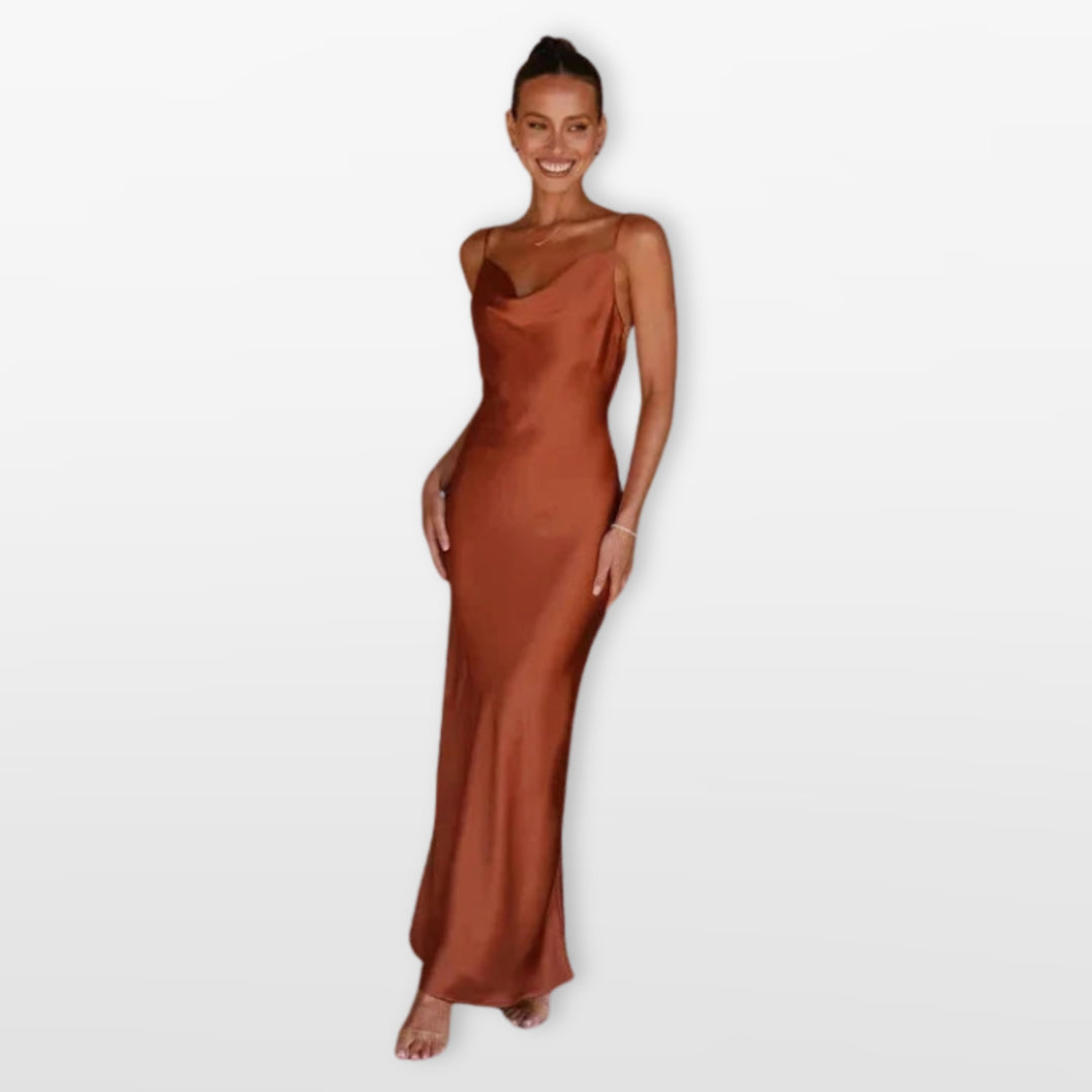 Robe Longue Satinée Col Bénitier Femme