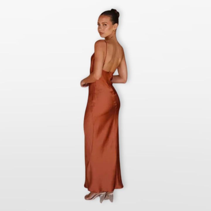 Robe Longue Satinée Col Bénitier Femme