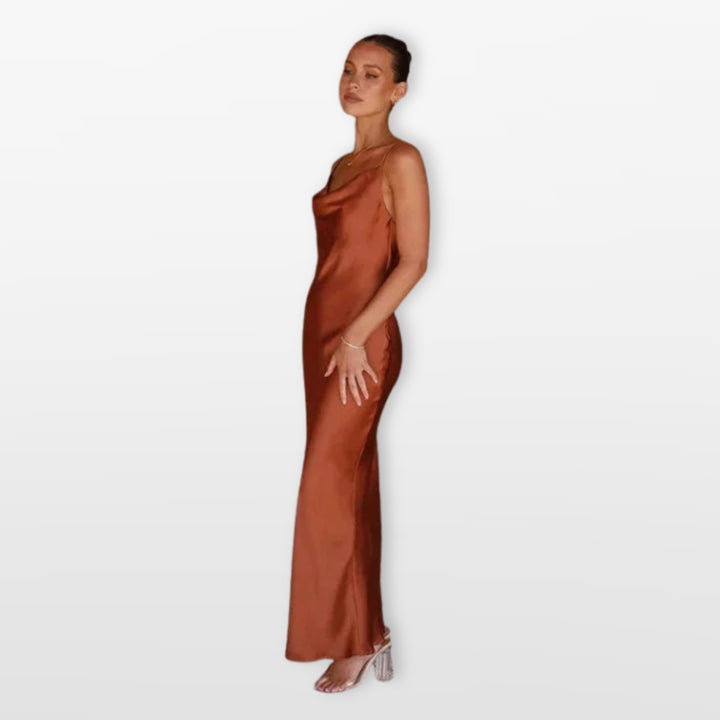 Robe Longue Satinée Col Bénitier Femme