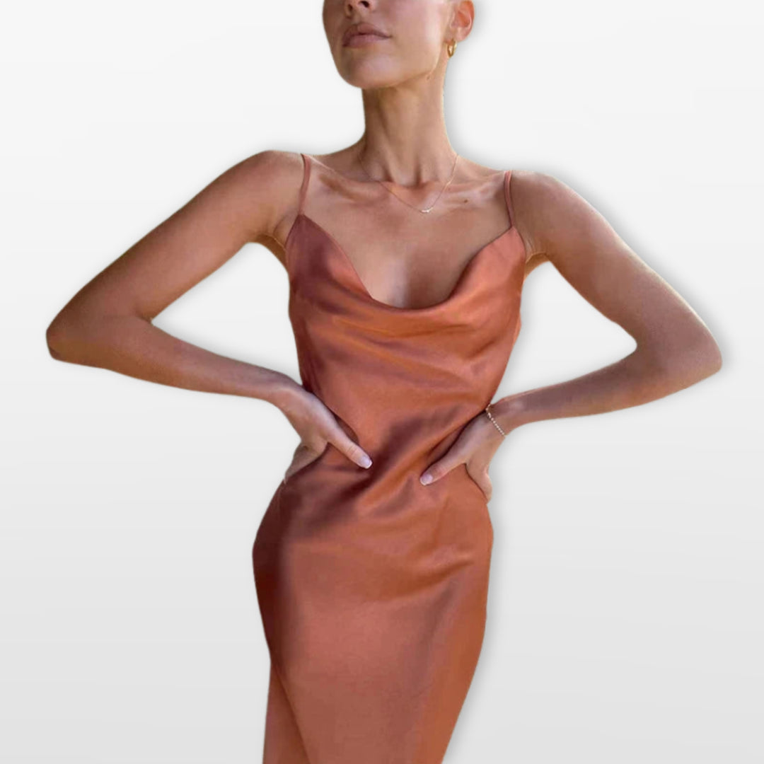 Robe Longue Satinée Col Bénitier Femme