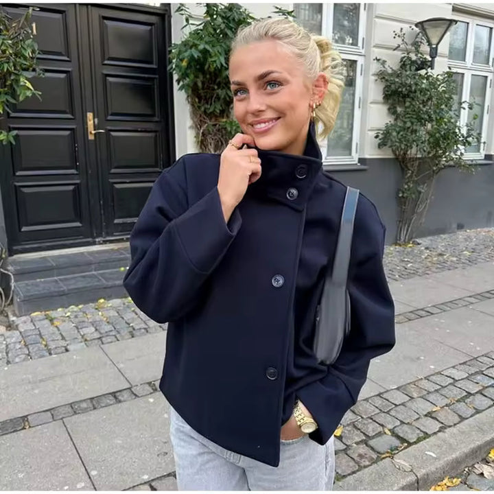 Veste Courte à Col Montant et Boutons Femme