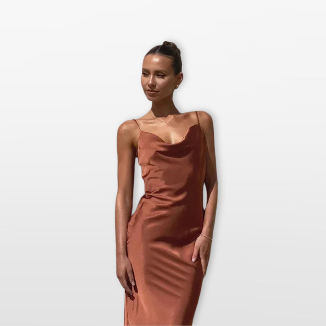 Robe Longue Satinée Col Bénitier Femme