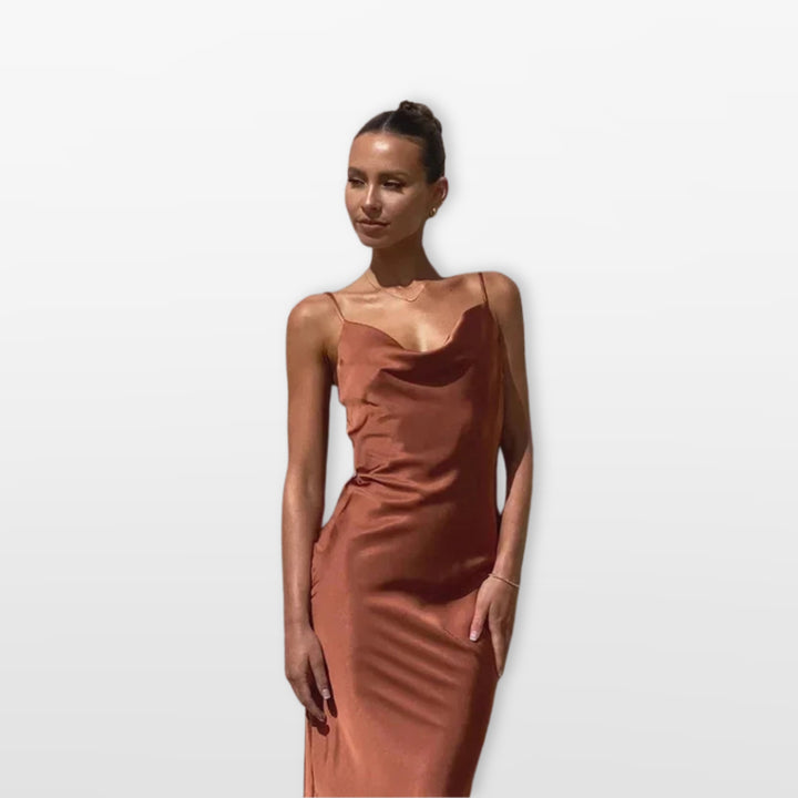 Robe Longue Satinée Col Bénitier Femme